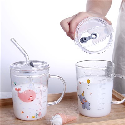 뚜껑과 빨대를 곁들인 유리